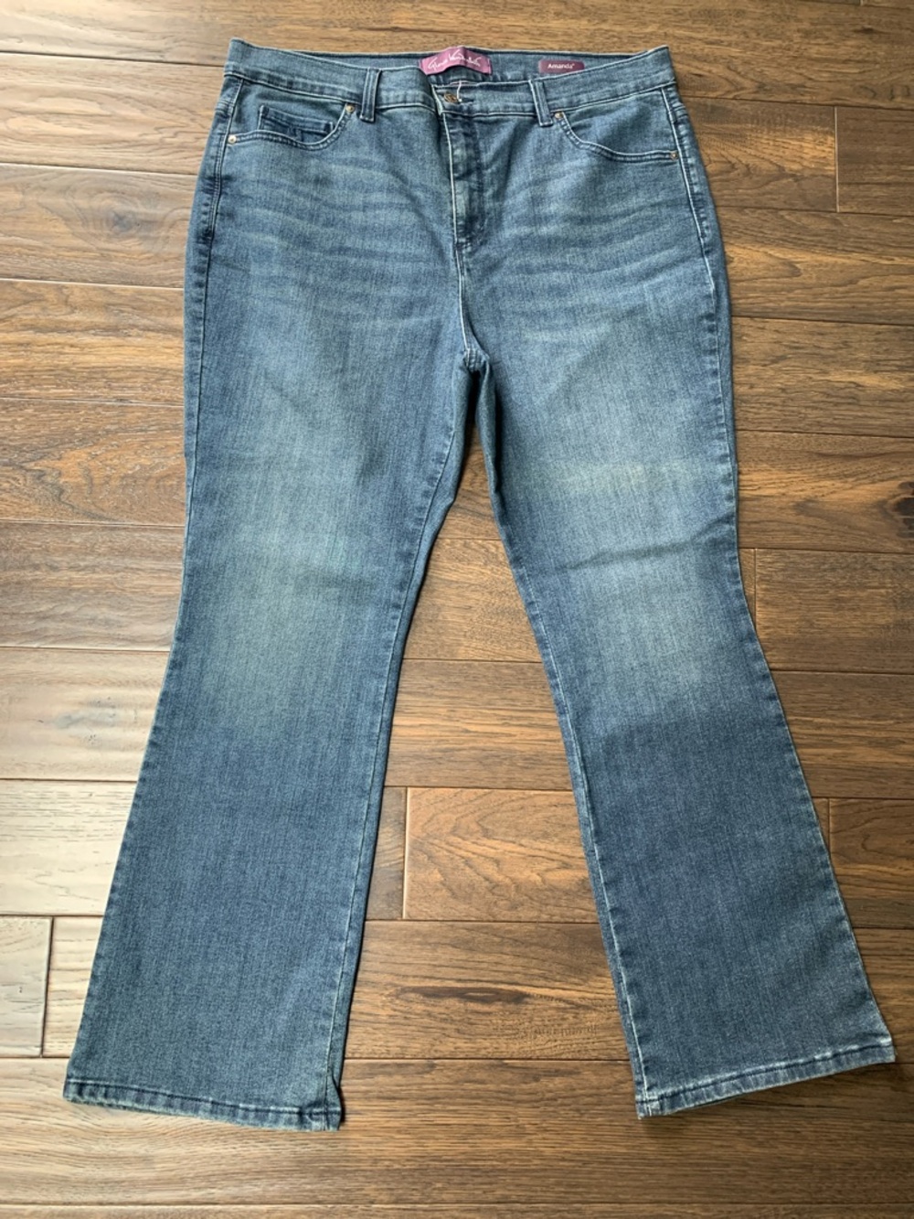 Gloria Vanderbilt Amanda Women’s Blue Flare Jeans. Pre-owned. Size 16W (37x30).